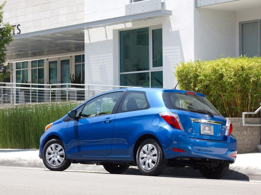  Toyota Yaris LE 3-Door 2011 года  (US) (фото 10 из 11)